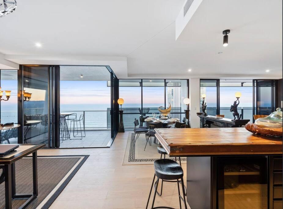 Exclusive Circle On Cavil Sub-Penthouse Luxury Apt - Hosted By Coastal Letting Χρυσή Ακτή Εξωτερικό φωτογραφία